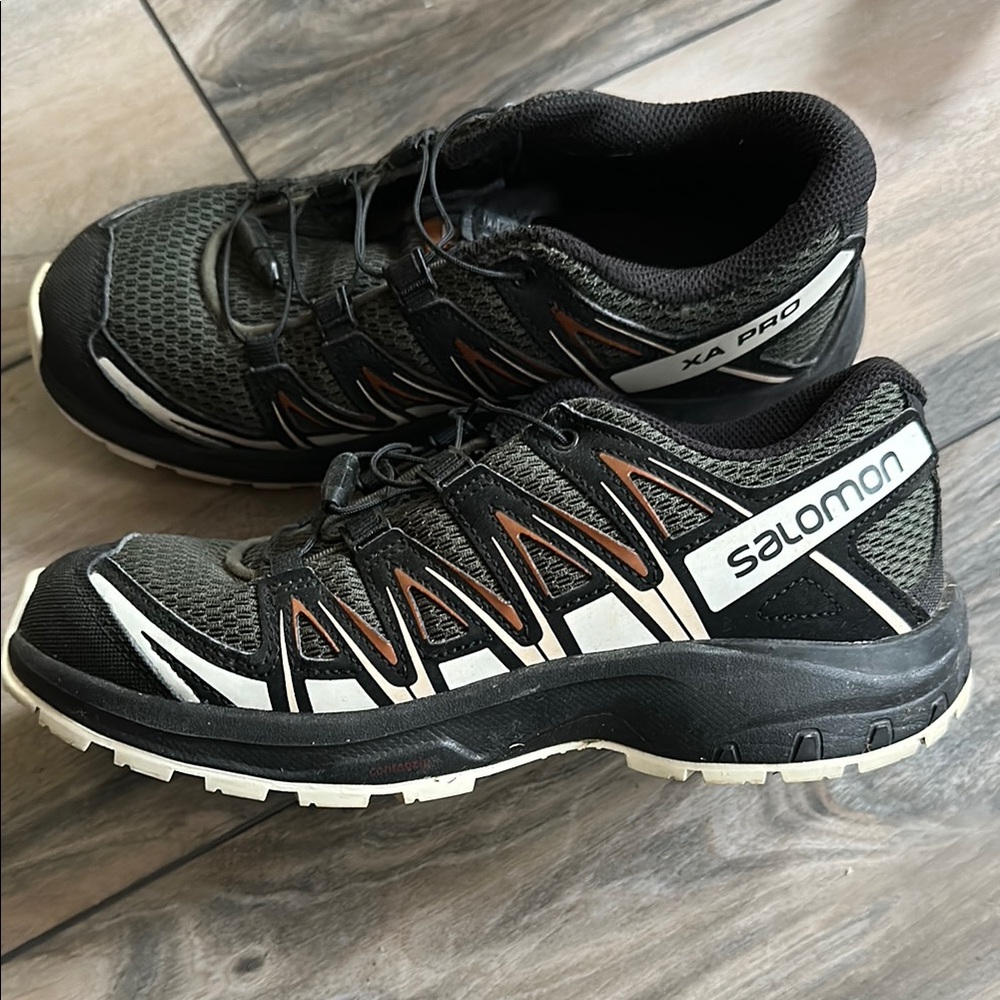 Salomon Junior Trail Running Shoes big kids size 6